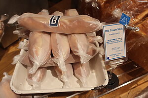 北海道産発酵チャーンバターで作る特製ミルククリームを口溶けの良いフランスパンに挟んだ「ミルクスティック」（283円）は、子どもにもオススメの優しい甘さ