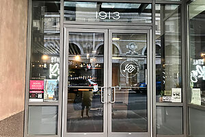 水曜・木曜15時〜22時、金曜・土曜15時〜23時。ハッピーアワー水曜〜土曜15時〜18時