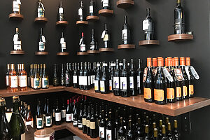 ショップも兼ねていて、店頭に並んでいるワインはどれでも購入することができる