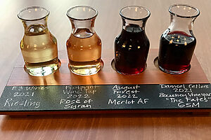 お店おすすめのテイスティング・メニュー（通常はグラスで提供。１杯12ドル〜）。左から、E3ワインズ2021リースリング、フットプリント・ワイン2022シラー・ロゼ、オーガスト・フォレスト2022メルローAF、ダムゼル・セラーズ・ブーシー・ヴィンヤード“ザ・フェイト”GMS(グルナッシュ・シラー・ムールヴェードル)2021