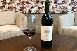 オーガスト・フォレスト2022メルローAF。ボトル販売価格42ドル。ワシントン州南部のワイン産地ワラ・ワラにあるワイナリー