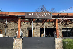 天気が良い日はテラス席も気持ちがいい、《パターソン・セラーズ》のテイスティングルーム。暖房付きなので冬でもOK。日曜〜木曜11時〜20時、金曜・土曜11時〜21時