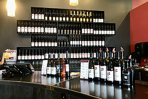 テイスティング・ルームのバーカウンター。手前にその日テイスティングできるワインが並べられている