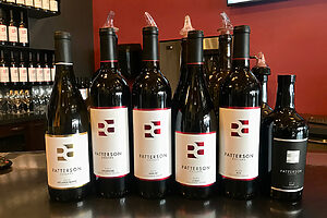 左から、2023メランジュ・ブラン ワラ・ワラバレー（29ドル）、2019メルロー コロンビアバレー（49ドル）、2020シラー コロンビアバレー(48ドル)、2020BDX（ボルドーブレンド）コロンビアバレー（48ドル）、2016ポート コロンビアバレー（46ドル）