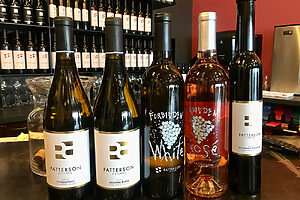 左から、2023シャルドネ コロンビアバレー（30ドル）、2023メランジュ・ブラン コロンビアバレー（29ドル）、フォビドン・ホワイト（20ドル）、フォビドン・ロゼ（20ドル）、2023レイト・ハーベスト・ルサンヌ（32ドル）