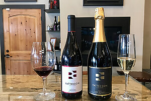 右・2022ブラン・ド・ブラン スパークリング シャルドネ（46ドル）。左•2021グルナッシュ レッド・マウンテン（48ドル）