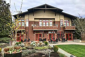 ウイローズ・ロッジ外観。《バーキング・フロッグ》朝食月曜〜金曜7時〜11時、ランチ月曜〜金曜11時〜15時、ディナー日曜〜土曜17時〜21時。ブランチ土曜・日曜7時〜15時。無休・要予約