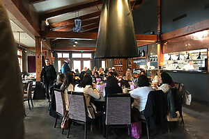 中央の暖炉を囲む丸いテーブルが、くつろいだ雰囲気を演出している