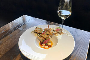 森で採集したキノコとニンニクの芽の天ぷら、自家製チリクランチ、ネギ油、味噌とゆずのエマルジョン