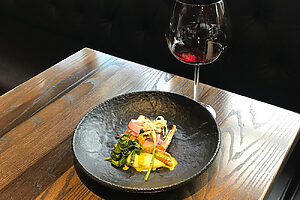 ワイルドキングサーモンのグリル、野生の辛子菜、ニョッキ、青ニンニクのエスプーマ、セロリのムースリーヌ