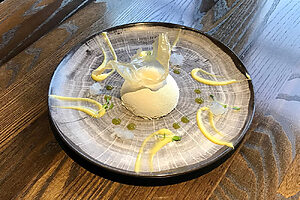 トロピカルボム。ココナッツトレスレチェケーキ、ローストパイナップル、クリスピーレモネード