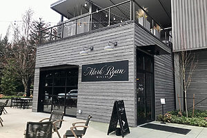 スタイリッシュなエントランス。２階のテラスは、温暖な季節には最高。11時30分〜18時。17時ラストオーダー。ウォークイン可