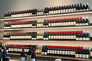 棚には《マーク・ライアン・ワイナリー》のワインが一堂に会していて壮観