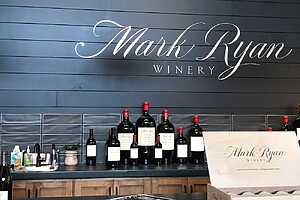 マグナムからミニチュア瓶までが並べられたディスプレイ