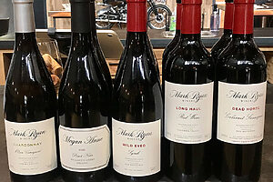 左から、2023シャルドネ ヤキマバレー（48ドル）、シスターワイナリーのメーガン・アンから2022ウィラメット・バレー ピノノワール(45ドル)、ワイルド・アイド シラー レッド・マウンテン（60ドル）、ロング・ハウル コロンビアバレー（65ドル）、2022デッド・ホース カベルネ・ソーヴィニヨン レッド・マウンテン（75ドル）