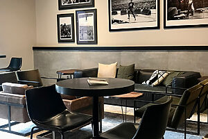 壁にはロック好きのオーナーのテイストが伝わる写真が