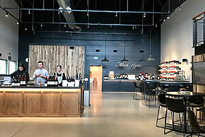 テイスティング・ルームは天井が高く広々としたスペース