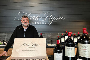 オーナーで醸造家のマーク・ライアン・マーク・マクニーリーさん  マーク・ライアン・ワイナリー（Mark Ryan Winery） <a href="https://www.markryanwinery.com">https://www.markryanwinery.com</a>