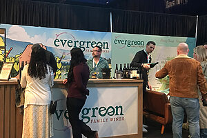 1200エーカーというワシントン州最大級の葡萄畑を持つ《エバグリーン・ファミリー・ワインズ(Evergreen Family Wies》》のコーナー。葡萄畑があるコロンビア川上流の地形がワイン作りに適していて、特にシャルドネやリースリングの評価が高い