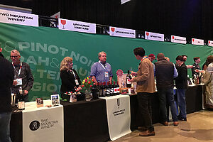 会場を埋め尽くすワイナリー出展者。どのワインからスタートすればいいか非常に迷う