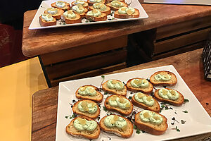 《ハニー＆ハーモニー・ケータリング》のハーブチーズカナッペ。簡単につまめるフィンガーフードが大充実