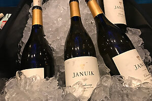 ワシントンワインの中で最も高く評価されているワイナリーのひとつノベルティヒル・ジャヌイックの《ジャヌイック（Januik）》。シャルドネはエレガントで柔らかな飲み心地