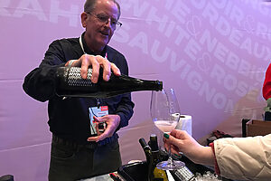 人気が高い《パターソン・セラーズ（Patterson Cellers）》のスパークリング。非常に飲みやすく美味しい