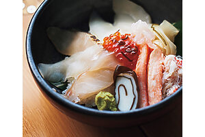 富山湾の獲れたての魚介類が堪能できる「ぷち富山湾丼セット」。“昆布巻き”かまぼこは富山ならではの味