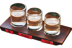 湧水や伏流水に恵まれ、良質な水で仕込んだ地酒を知ることができる「飲み比べセット」1,800円