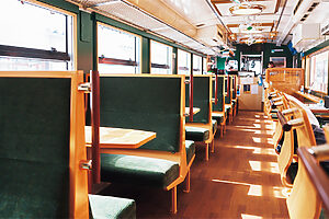 額縁風の窓から景色がよく見えるカウンター席と、4人席がある