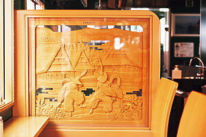 富山県南砺市の伝統工芸・井波彫刻。世界遺産にも登録された合掌造りや、五箇山地方のこきりこ踊りなどが題材