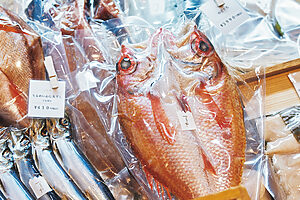 氷見港で水揚げされたのどぐろや、うるめいわしなどの新鮮な干物に目移り。配送も可