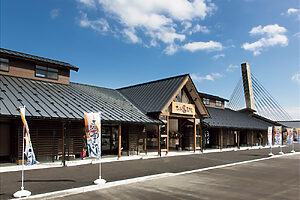 漁師が漁場近くの海岸線に造る作業小屋・番屋をイメージした外観