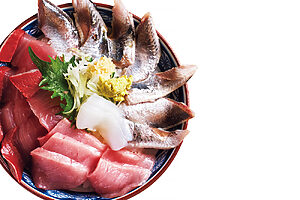 氷見浜丼定食（並盛）は土鍋で提供される魚のアラやすり身が入った漁師汁もついて2,080円。この日の魚はイワシ、ガンドブリ、メジマグロ、アオリイカ