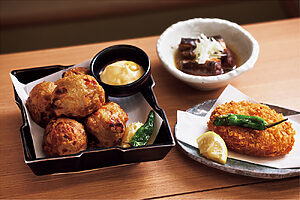 白海老のコロッケ780円、自家製すり身揚げ850円などの一品料理も人気