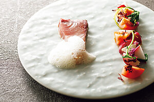 シェフ自ら、生産者の畑に出向いて仕入れた食材を使うフレンチの一皿。写真は軽くあぶった鰤にサラダを添えた前菜