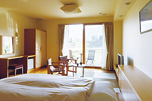 和洋室「小桜」は和の雰囲気の中でリラックス。どの部屋からも田園風景が見渡せる