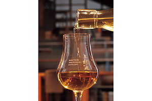 ガイド付き見学に参加すると、お土産のグラスで試飲できる