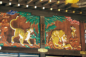 「子宝・子育ての虎」──本殿の彫刻から、天和2（1682）年の年号が確認されている。名工・左甚五郎による貴重なものも。縁起のいいモチーフを見つけてみよう