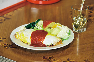 ラードを炒めコクを出したチキンライスと、昔ながらの薄焼き卵のコンビネーションが絶品。オムライス 950円