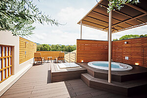 ジェットバスの温泉露天風呂付きのプレミアム和室。客室にある浴槽やベッドほか、すべての共有スペースは愛犬と一緒に利用可