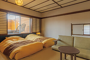 ジェットバスの温泉露天風呂付きのプレミアム和室。客室にある浴槽やベッドほか、すべての共有スペースは愛犬と一緒に利用可