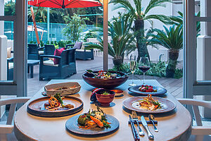 食事は完全プライベートな半個室で。地元漁港で水揚げされた魚のお造りをはじめ、シェフ自慢の創作懐石ディナーが楽しめる。愛犬用の夕食、朝食も宿泊料に含まれる