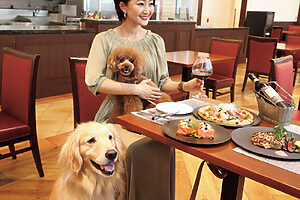 館内のイタリアンレストランも愛犬と一緒に。前菜、主菜、パスタ、ピッツァなどのアラカルトやコースのほか、犬用メニューも注文できる