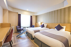 ツインルーム。マナーウェア着用なら、愛犬をベッドの上に乗せるのも可