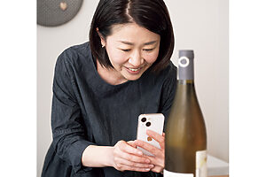 ワイン管理アプリ〈Vivino〉でラベルを撮影してから試し飲みをする髙山さん。自宅のセラーでは今、90本を所有