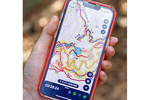低山で活用するアプリ〈YAMAP〉。「一緒に登る仲間と共有できます。オフラインでもGPSで現在地がわかるのがいい」
