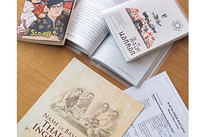 タイで購入した小説集（奥）や、参加した料理教室のレシピ（手前）