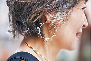 これから暑くなる季節に向け、短く切ったばかり。大ぶりなピアスがよく映える