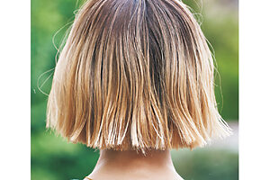 フレンチボブと呼ばれる、毛先がプツッとした切りっぱなし風ヘアが小洒落た印象